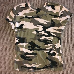 Camouflage tee with lettuce edge trim